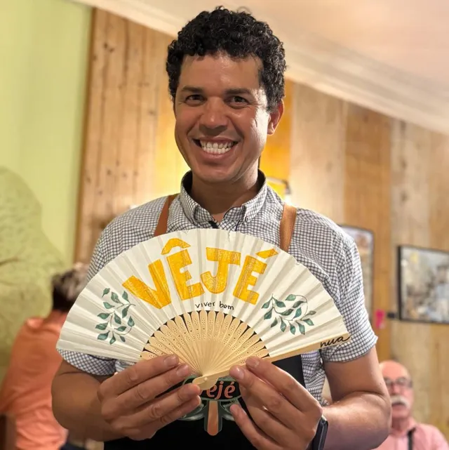 Le chef Jefte Alves, souriant, avec l’éventail Vêjé